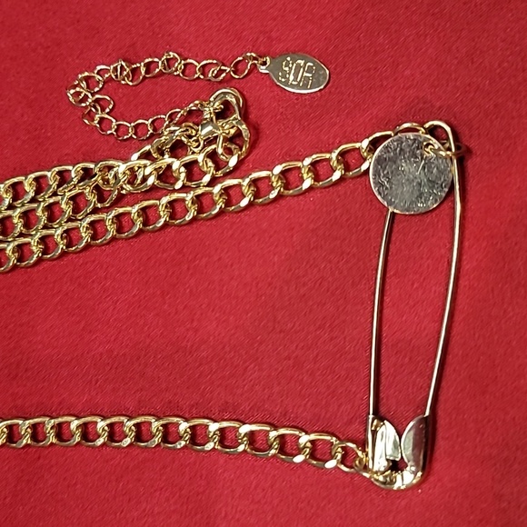 80R Safety Pin Necklace New - Picture 2 of 3